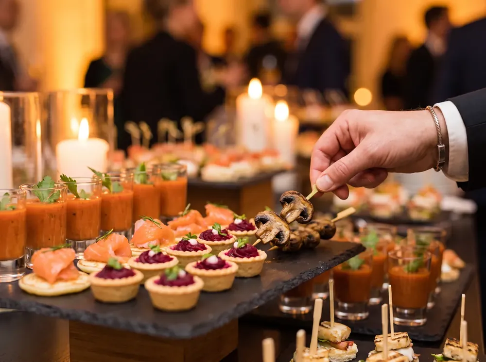 Fingerfood auf Schieferplatten bei einem Empfang